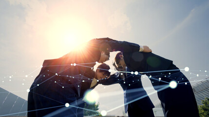 円陣を組む人々とネットワーク