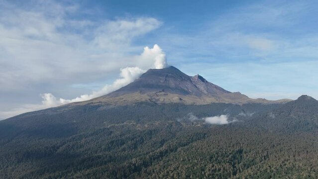 Popocat&eacute;petl & Izcaccihuatl Volcanos
