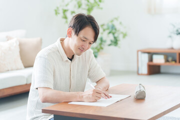 家で勉強する社会人男性