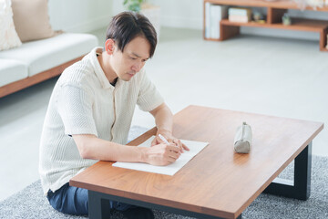 家で勉強する社会人男性