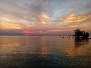Fototapeta premium Beach landscape is very beautiful in the afternoon when the sun sets. 