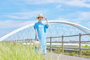 麦わら帽子をかぶった女性の屋外のポートレート
