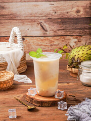 drink various kinds of fruit juices, ranging from avocado juice, guava fruit juice, pineapple juice, dragon fruit juice, pineapple juice to soursop fruit juice and squeezed orange drinks