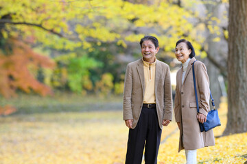 紅葉狩するシニア夫婦