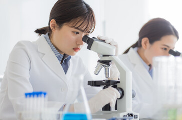 白衣の女性