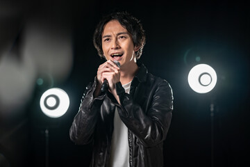 歌う男性・マイク
