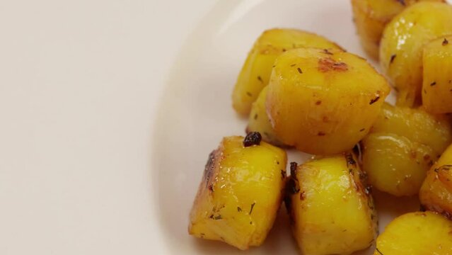 tas de saint-jacques cuisin&eacute;s au safran dans une assiette	