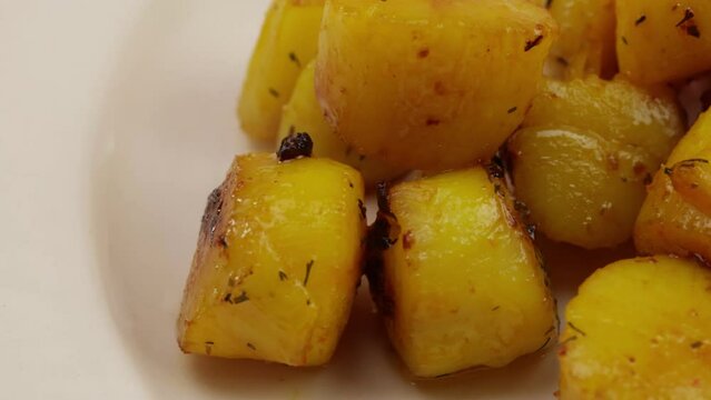 tas de saint-jacques cuisin&eacute;s au safran dans une assiette	