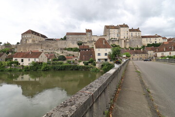 Obraz premium Vue d'ensemble du village le long de la rivière Ognon, village de Pesmes, département de Haute Saône, France