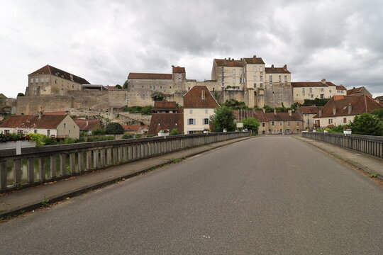 Vue d'ensemble du village le long de la rivi&egrave;re Ognon, village de Pesmes, d&eacute;partement de Haute Sa&ocirc;ne, France