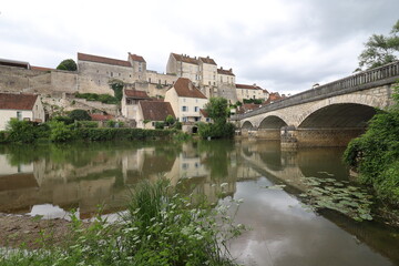 Obraz premium Vue d'ensemble du village le long de la rivière Ognon, village de Pesmes, département de Haute Saône, France