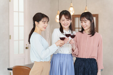 友達と女子会をする女性たち