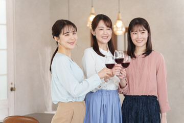 友達と女子会をする女性たち