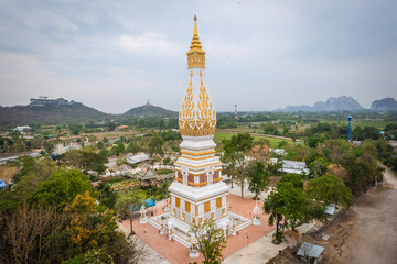 Naklejka premium Phra That Bua Thong at Wat Soda Pradittharam, Ratchaburi, Thailand