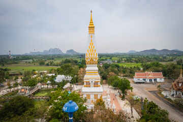 Naklejka premium Phra That Bua Thong at Wat Soda Pradittharam, Ratchaburi, Thailand