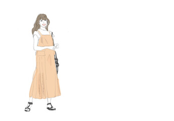 ベージュのキャミワンピースと白いカットソーを着た40代女性