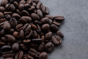 焙煎したコーヒー豆
