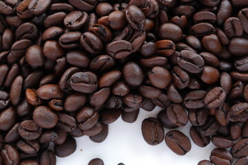 焙煎したコーヒー豆
