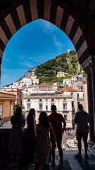 Gruppo di turisti ammira Amalfi in cima alla scalinata del Duomo