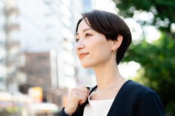 スーツ姿の女性
