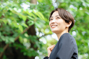 スーツ姿のビジネスウーマン