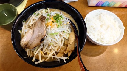 野菜たっぷりの味噌ラーメンとライス