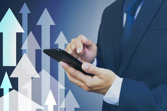 ビジネスマンとスマホと上がる矢印 Businessman with smartphone and rising arrows