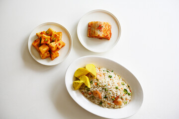 테이블 위에 맛있는 볶음밥과 배추김치, 깍두기 반찬. 탑뷰.