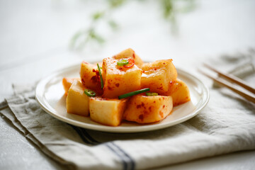접시 위에 올라간 맛있게 보이는 깍두기.