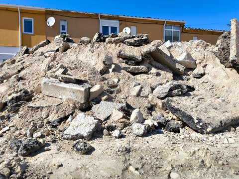 Monte de escombros de obras p&uacute;blicas para amplia&ccedil;&atilde;o de estrada e instala&ccedil;&atilde;o de rede de esgoto em meio a uma &aacute;rea residencial