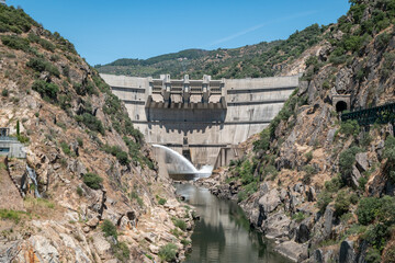 A barragem hidroelétrica de Foz Tua no coração de Trás-os-Montes em Portugal