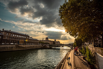 Obraz premium Sunset View of the Seine and Parisian Landmarks from Pont d'Arcole - Paris, France