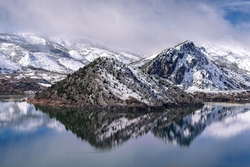 monta&ntilde;a con nieve en pantano de luna
