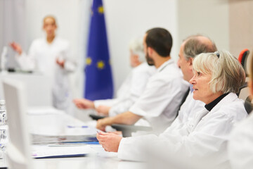 Obraz premium Doctors panel at medical conference presentation in auditorium