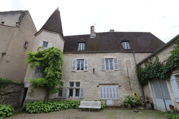 Bâtiment typique, vue de l'extérieur, village de Pesmes, département de Haute Saône, France