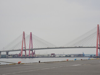 曇りの天気の名古屋港の橋の風景