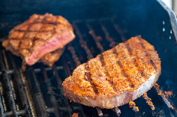 バーベキューグリルで焼いたステーキ肉