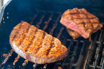バーベキューグリルで焼いたステーキ肉