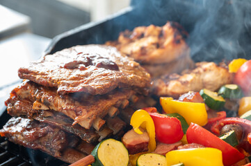 バーベキューで肉を焼く