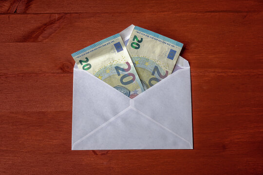 Wei&szlig;er Briefumschlag mit Geldscheinen bzw. Euroscheinen als Geschenk