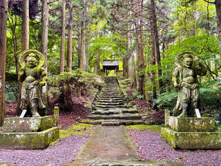 両子寺の仁王像と山門