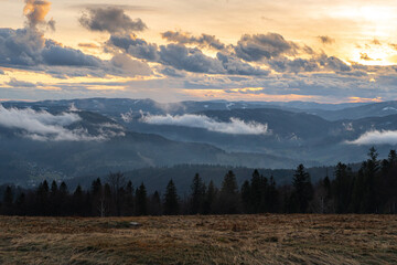 O zachodzie słońca na Błatniej w Beskidzie Śląskim.  © Arsky