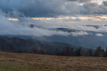 O zachodzie słońca na Błatniej w Beskidzie Śląskim. 