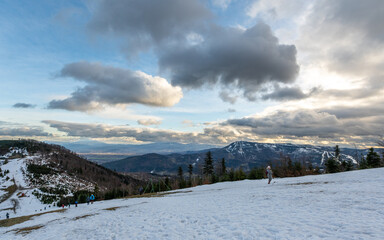 Panorama roztaczające się ze szczytu Klimczok w Beskidzie Śląskim.