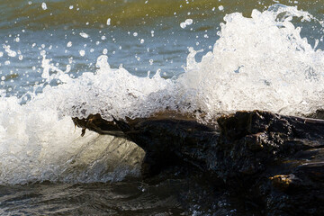 the sea is in the middle lane, the water breaks on the shore, the sound of the surf, room decoration, design