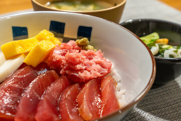 新鮮なマグロの海鮮丼