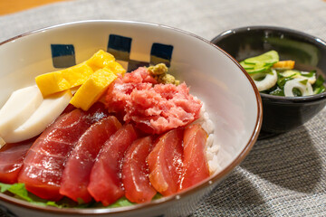 新鮮なマグロの海鮮丼