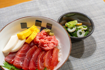新鮮なマグロの海鮮丼