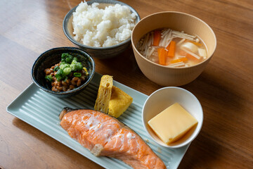 美味しそうな鮭の和風朝食