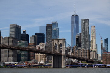 Fototapeta premium BROOKLYN BRIDGE ET GRATTES- CIEL DE L’ÎLE MANHATTAN VUE DU QUARTIER DE BROOKLYN